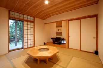 和室。幅広の板張りによる敷き目天井。