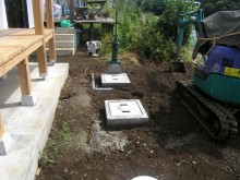 雨水タンクを庭に埋めて、手押しポンプを取付けました。