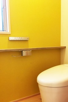 黄色のクロスを貼った1階トイレ